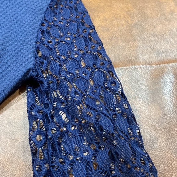 Casual Top. - Picture 2 of 3